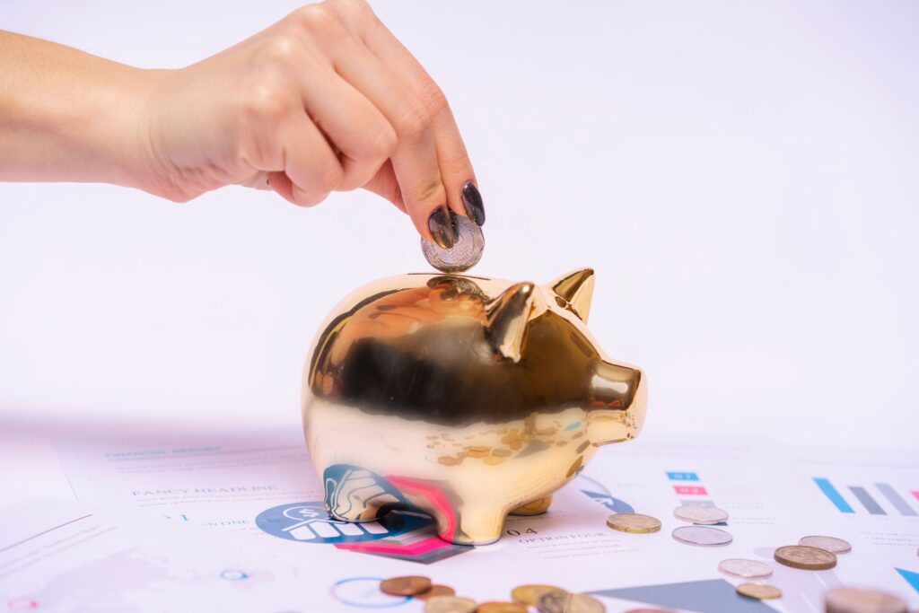 Main qui met une pièce dans un porte monnaie pour illustrer les aides financières agricoles et viticoles